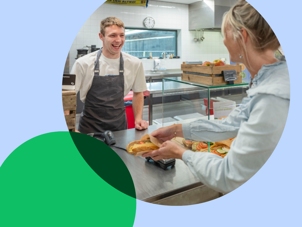 jongen en docent in bakkerij