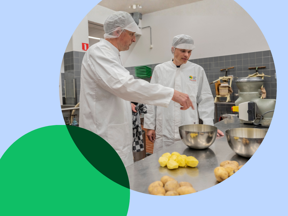 Man en jongen bereiden eten in een steriele omgeving.