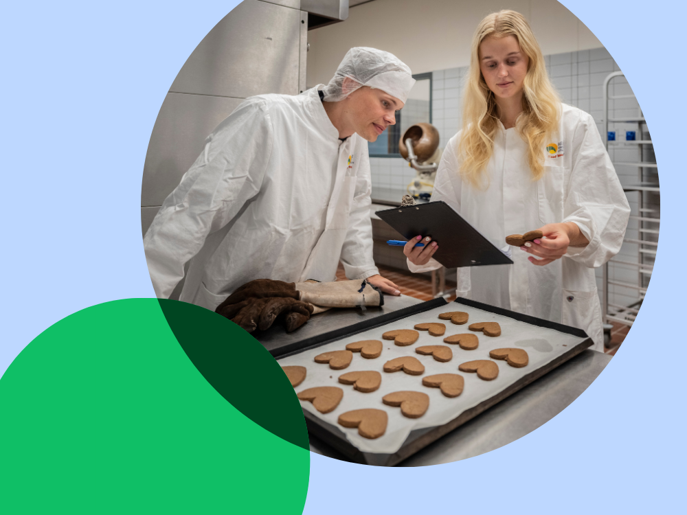 jongen en meisje bakken koekjes en doen aan productontwikkeling