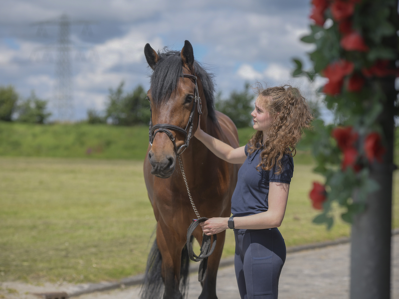Student met paard bij manege tijdens mbo-opleiding Paard